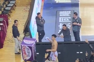 身材太棒了！名場面：林葳賽后送球衣遭球迷瘋搶！