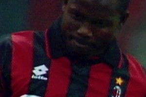 C羅經(jīng)典世界波！并向觀眾展示他的腿部肌肉