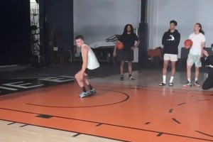 哥們?nèi)诵位鸺?！輕輕一跳俯瞰籃筐了