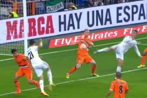 靈感一閃！C羅不停球雜耍射門向后踢破門！