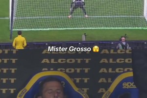 表情亮了！格羅索本不想看罰點(diǎn)球過程，最后還是被迫營業(yè)??