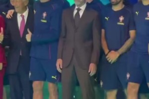 勾肩搭背??C羅和葡萄牙總統(tǒng)關(guān)系就像好兄弟，這地位真沒(méi)誰(shuí)了