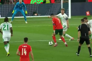 B席這打門太抽象了！C羅遠(yuǎn)射擊中立柱，B席補(bǔ)射空門竟打偏了！