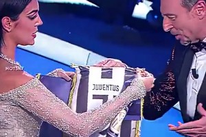 喬治娜和喜劇演員拿意大利國(guó)家德比玩梗，臺(tái)下C羅微笑鼓掌??