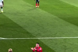 對勝利的渴望！C羅點球被撲后趕緊撿球幫對手?jǐn)[好