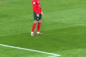 C羅情緒低落自言自語，B費看見后趕緊上前擊掌鼓勁