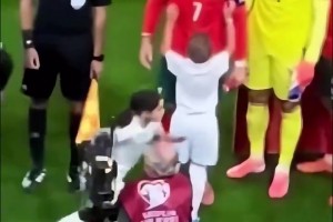 偶像！現(xiàn)場直拍：賽前小球童求抱抱，C羅欣然接受俯身滿足要求！