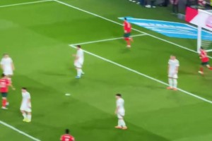 從哪竄出來的??球迷實(shí)拍C羅第二球，防守球員一點(diǎn)反應(yīng)沒有