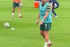 停的真穩(wěn)啊！賽前熱身時，C羅向球迷展示高空停球??