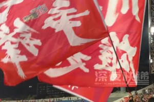 燃動全場!“川超”成都迎戰(zhàn)廣安，現(xiàn)場球迷振奮高喊:成都雄起!
