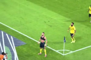 球迷實拍C羅世界波，球速極快，進球后十分激動！