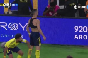 這球太帥了??C羅晃開防守遠射世界波，進球后激情脫衣慶祝！