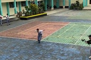 多么痛！印尼小老弟效仿C羅Siu卻不慎滑倒，一時間哄然大笑！