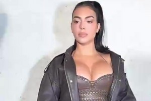 C羅老婆喬治娜穿皮褲現(xiàn)身時尚展會，這身穿搭看著好夸張啊??