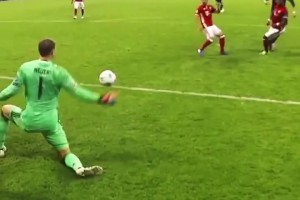 ??麒麟臂vs金剛腿！C羅近距離暴力射門，諾伊爾竟能單掌擋出！