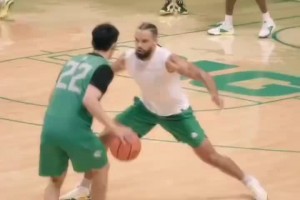 俄勒岡大學(xué)隊(duì)內(nèi)訓(xùn)練！林葳運(yùn)球一步晃開到訪的學(xué)長(zhǎng)狄龍布魯克斯！