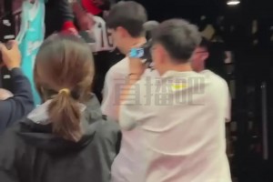 太秀了！林葳在熱身賽中頂著兩人防守，腦后no look pass妙傳