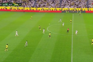 C羅傳中擊中對手后反彈安吉洛破門，勝利第30分鐘扳平聯(lián)合！