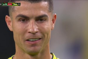 勝利補時最后一分鐘獲得任意球，C羅主罰前念念有詞但遺憾沒打進(jìn)