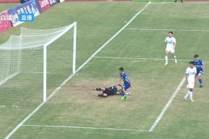 隊(duì)友完全沒(méi)想到！中甲遼寧鐵人門將送禮式“脫手”導(dǎo)致球隊(duì)被絕平