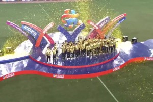 捧杯時(shí)刻??！泰州隊(duì)全體成員舉起蘇超金杯慶祝奪冠