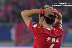 遺憾！南通隊(duì)球員李賢成失點(diǎn)丟冠后痛哭，主裁馬寧上前安慰