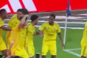 頭上帶了個啥??C羅點射絕殺，進球后帶隊友跳舞慶祝