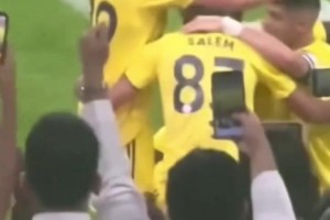 你小子可以??！C羅慶祝絕殺時，菲利克斯為C羅戴上“王冠”