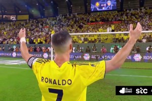 C羅點射絕殺+雙響帶隊豪取7連勝！取勝后和球迷互動慶祝