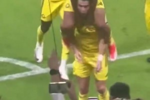 還好沒事 ??隊友想騎在C羅肩膀上，卻不小心翻下去