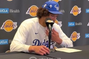 海斯：能多進(jìn)些三分當(dāng)然不錯(cuò)！但我更專注于組織+防守來(lái)助隊(duì)取勝