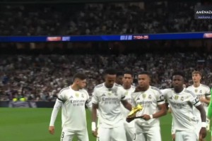 C羅差點被隊友扭斷了的脖子，這小子是要來個炸彈摔嘛??