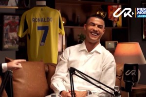 摩根：你現(xiàn)在生涯已經(jīng)進了948個球了。C羅：全都有視頻