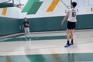 這跳投姿勢(shì)怎么樣？王俊杰NCAA首秀賽后晚上加練投籃！