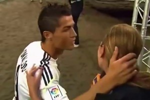 C羅：別說話，讓我吻你！女記者：這邊也要親??