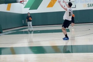 王俊杰晚上加練投籃！這投籃目前中國(guó)男籃球員的天花板了吧？