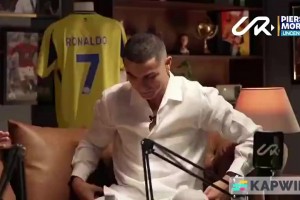 摩根錘了錘C羅的腹?。?..嗯，就像在敲花崗巖??