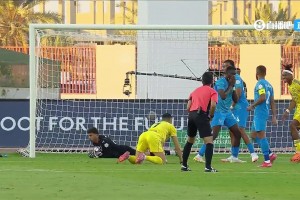 C羅機(jī)敏走位找到落點(diǎn)，頭球攻門可惜稍正被撲