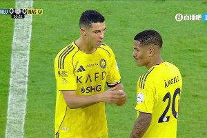 老大哥！隊(duì)友犯規(guī)染黃，隨后C羅悉心指導(dǎo)