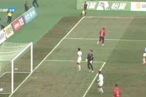 這有點。。中甲佛山南獅門將2分鐘內(nèi)連續(xù)接高空球失誤，最終送禮