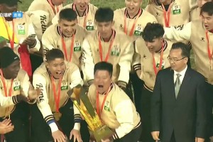 功不可沒??！遼寧鐵人冠軍教頭李金羽舉起中甲冠軍金杯