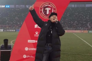 慶祝遼寧鐵人奪冠+沖超！歌星趙傳在鐵西體育場獻唱兩首經典曲目