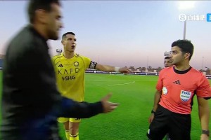 C羅點(diǎn)贊！半場結(jié)束不滿判罰找到裁判爭論