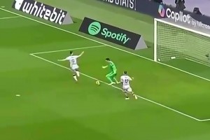 大模型門將也能秀花活！什琴斯尼這球，真的太秀了！