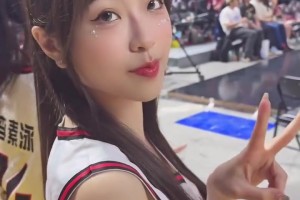 畫面喜感！最后時刻，泰倫-盧將戰(zhàn)術板交給助教范甘迪，自己站在一旁