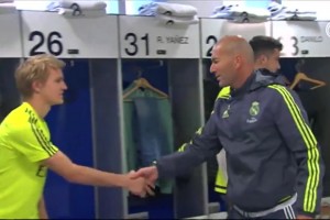 當(dāng)齊祖成為主帥首次進(jìn)入皇馬更衣室，球員們都是滿臉敬畏