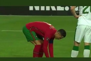 老冤家！當(dāng)年愛爾蘭球員挑釁C羅，C羅就是一耳光回?fù)? >
                                        </div>
                                    </div>
                                                                        <div   id=