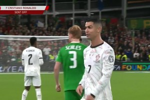 C羅肘擊染紅！C羅報(bào)復(fù)性肘擊對(duì)手！主裁查看VAR后直紅罰下！