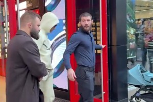 包裹嚴(yán)實仍被發(fā)現(xiàn)??！C羅在洛杉磯逛街引圍觀