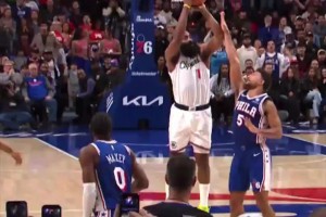 ??居然不吹犯規(guī)嗎？哈登最后時刻這記三分，很明顯被打到手肘了呀！